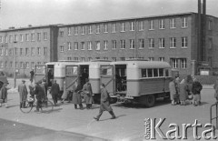 Kwiecień 1958, Kędzierzyn Koźle, Polska.
Zakłady Azotowe Kędzierzyn, autobusy przewożące pracowników stoją na parkingu przed fabryką.
Fot. Romuald Broniarek/ KARTA