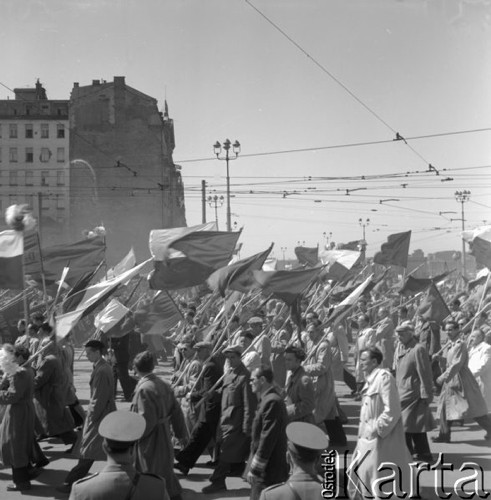 1.05.1958, Warszawa, Polska. 
Obchody święta 1 Maja, uczestnicy pochodu z flagami.
Fot. Romuald Broniarek, zbiory Ośrodka KARTA