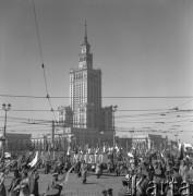 1.05.1958, Warszawa, Polska. 
Obchody święta 1 Maja, uczestnicy pochodu z flagami i transparentem 