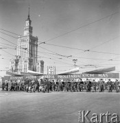 1.05.1958, Warszawa, Polska. 
Obchody święta 1 Maja, członkowie Związku Młodzieży Socjalistycznej z transparentem 