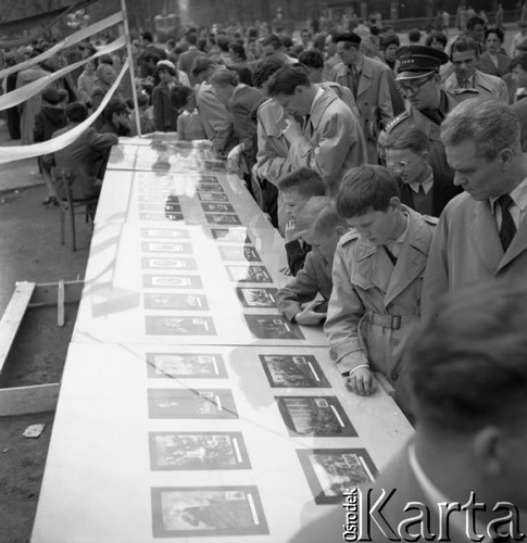 Maj 1958, Warszawa, Polska.
Kiermasz książki - grupa osób ogląda wystawę fotografii.
Fot. Romuald Broniarek, zbiory Ośrodka KARTA