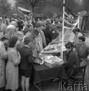 Maj 1958, Warszawa, Polska.
Kiermasz książki - grupa osób przy stoisku tygodnika 