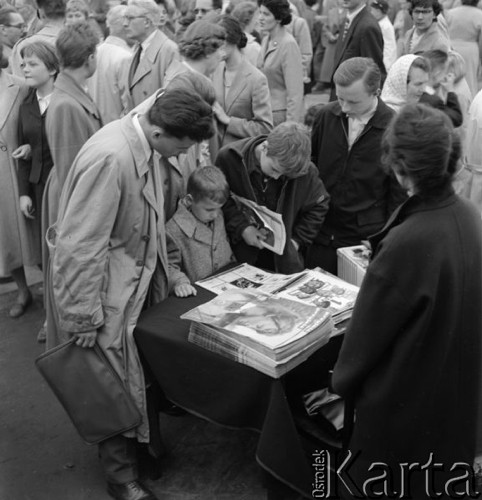 Maj 1958, Warszawa, Polska.
Kiermasz książki - grupa osób przy stoisku tygodnika 
