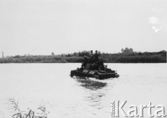 Sierpień 1944, Warka (okolice), Polska.
Przeprawa pod Warką, czołg pokonuje rzekę.
Repro. Romuald Broniarek/KARTA