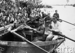 Sierpień 1944, Warka (okolice), Polska.
Przeprawa pod Warką, platforma na pontonach zamaskowana gałęziami.
Repro. Romuald Broniarek/KARTA