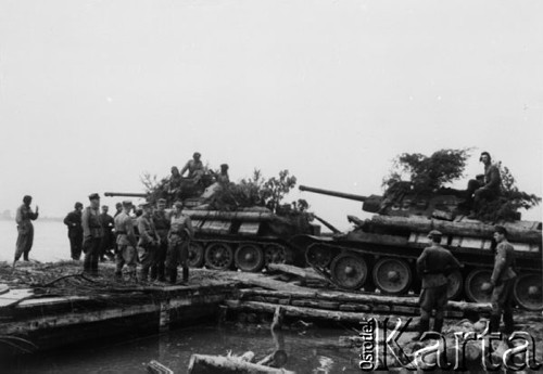 Sierpień 1944, Warka (okolice), Polska.
Przeprawa pod Warką, czołgi wjeżdżają na prom.
Repro. Romuald Broniarek/KARTA