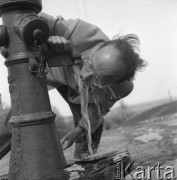 Maj 1958, Piaseczno, woj. Warszawa, Polska.
Mężczyzna pijący wodę z pompy.
Fot. Romuald Broniarek, zbiory Ośrodka KARTA