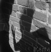 Maj 1958, Czersk, Polska.
Ruiny zamku książąt mazowieckich, cień na ścianie.
Fot. Romuald Broniarek, zbiory Ośrodka KARTA