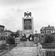 Maj 1958, Lesko, Polska.
Pomnik ku czci milicjantów poległych w latach 1944-1946 w walce z UPA, napis na tablicy: 