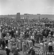 Maj 1958, Polska.
Tłum zgromadzony obok pomnika podczas uroczystości z udziałem radzieckich motocyklistów, uczestników Rajdu Przyjaźni.
Fot. Romuald Broniarek, zbiory Ośrodka KARTA