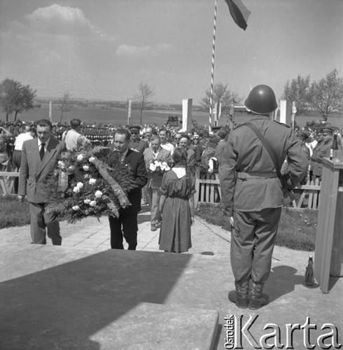 Maj 1958, Polska.
Tłum zgromadzony obok pomnika podczas uroczystości z udziałem radzieckich motocyklistów, uczestników Rajdu Przyjaźni. Delegacja składa wieńce, z prawej stoi polski żołnierz.
Fot. Romuald Broniarek, zbiory Ośrodka KARTA