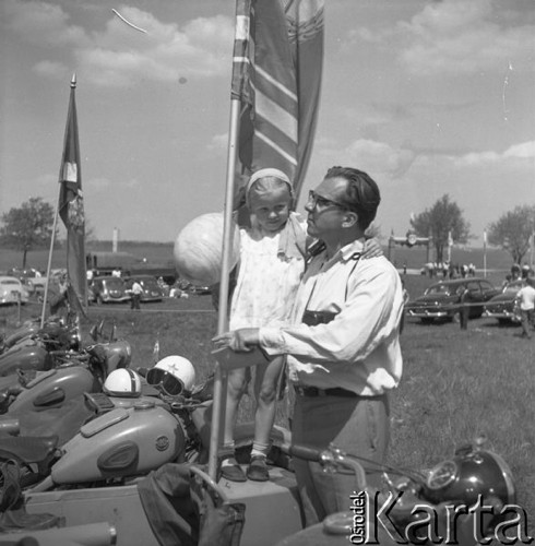 Maj 1958, Grunwald, Polska.
Uroczystości z udziałem radzieckich motocyklistów, uczestników Rajdu Przyjaźni. Mężczyzna z dziewczynką stoi obok motocykli.
Fot. Romuald Broniarek, zbiory Ośrodka KARTA