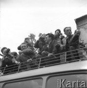 Czerwiec 1958, Łowicz, Polska.
Uroczystości Bożego Ciała - grupa fotoreporterów fotografuje procesję z dachu autobusu.
Fot. Romuald Broniarek, zbiory Ośrodka KARTA