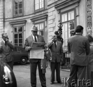 Czerwiec 1958, Polska.
Radziecka delegacja Towarzystwa Przyjaźni Polsko-Radzieckiej z wizytą w Polsce. Z gazetą 