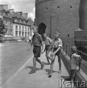 Czerwiec 1958, Warszawa, Polska.
Czterej chłopcy na tle Barbakanu.
Fot. Romuald Broniarek, zbiory Ośrodka KARTA