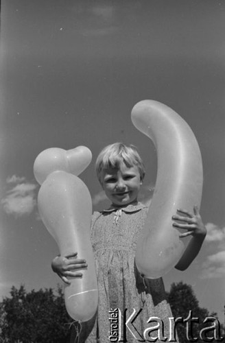 7.07.1958, Puławy, Polska.
Portret dziewczynki z dwoma balonikami.
Fot. Romuald Broniarek, zbiory Ośrodka KARTA