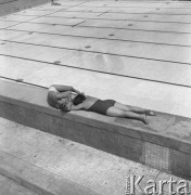 Lipiec 1958, Warszawa, Polska.
Wakacje nad Wisłą, dwie osoby opalają się na brzegu pustego basenu.
Fot. Romuald Broniarek, zbiory Ośrodka KARTA