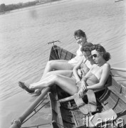 Lipiec 1958, Warszawa, Polska.
Trzy dziewczyny opalają się w łódce nad Wisłą.
Fot. Romuald Broniarek, zbiory Ośrodka KARTA