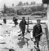 Sierpień 1958, Bieszczady, Polska.
Młodzież z brygady międzynarodowej pracuje przy budowie drogi w Bieszczadach, dwaj mężczyźni z łopatami.
Fot. Romuald Broniarek, zbiory Ośrodka KARTA