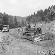 Sierpień 1958, Bieszczady, Polska.
Młodzież z brygady międzynarodowej pracuje przy budowie drogi w Bieszczadach - na pierwszym planie spychacz, w tle ciężarówka.
Fot. Romuald Broniarek, zbiory Ośrodka KARTA