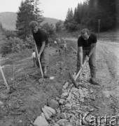 Sierpień 1958, Bieszczady, Polska.
Młodzież z brygady międzynarodowej pracuje przy budowie drogi w Bieszczadach. 
Fot. Romuald Broniarek, zbiory Ośrodka KARTA
