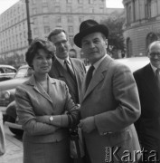 Październik 1958, Warszawa, Polska.
Jan Kiepura przed hotelem Bristol z dziennikarką miesięcznika 