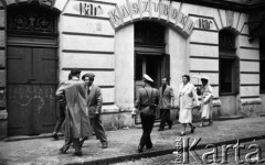 Wrzesień 1958, Warszawa, Polska.
Przechodnie i milicjant przed barem 