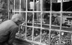 Wrzesień 1958, Warszawa, Polska.
Mężczyzna ogląda narzędzia na wystawie sklepu z artykułami żelaznymi. 
Fot. Romuald Broniarek, zbiory Ośrodka KARTA