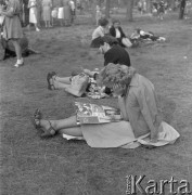 Wrzesień 1958, Bydgoszcz, Polska.
Festyn harcerski - dwie kobiety siedzą na trawie i przeglądają czasopisma.
Fot. Romuald Broniarek, zbiory Ośrodka KARTA