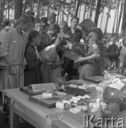 Wrzesień 1958, Bydgoszcz, Polska.
Festyn harcerski - dzieci stoją obok stołu, na którym leżą nagrody w loterii fantowej, m.in.: zabawka 
