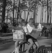 Wrzesień 1958, Bydgoszcz, Polska.
Festyn harcerski - dwaj chłopcy czytają gazety.
Fot. Romuald Broniarek, zbiory Ośrodka KARTA