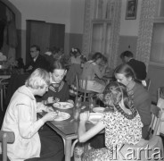 Wrzesień 1958, Bydgoszcz, Polska.
Festyn harcerski - dzieci jedzące obiad w stołówce.
Fot. Romuald Broniarek, zbiory Ośrodka KARTA