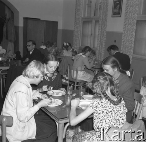 Wrzesień 1958, Bydgoszcz, Polska.
Festyn harcerski - dzieci jedzące obiad w stołówce.
Fot. Romuald Broniarek, zbiory Ośrodka KARTA