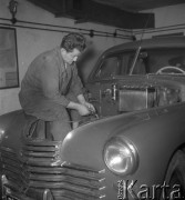 Wrzesień 1958, Warszawa, Polska.
Warsztat samochodowy - mechanik naprawia samochód marki 