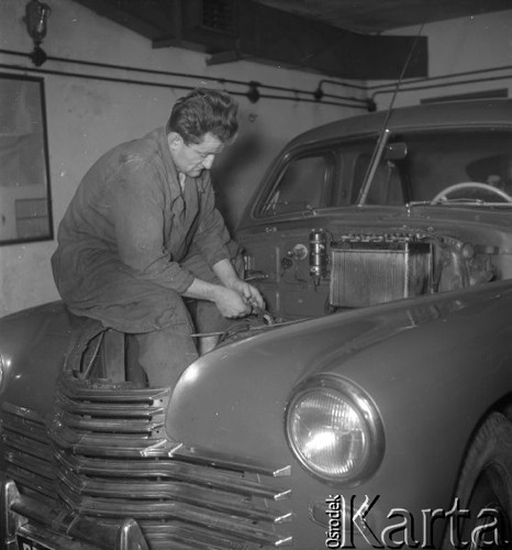 Wrzesień 1958, Warszawa, Polska.
Warsztat samochodowy - mechanik naprawia samochód marki 