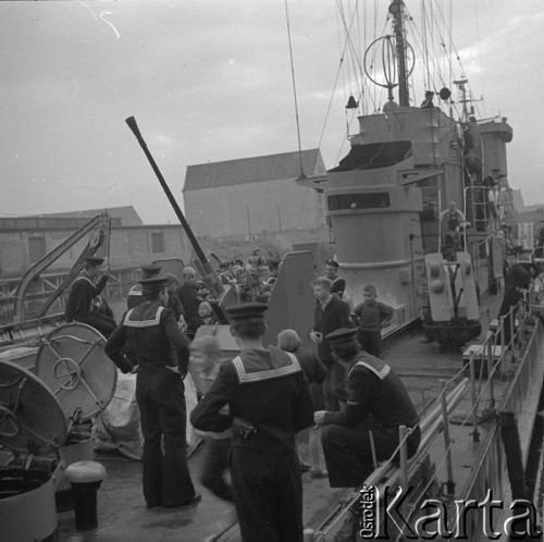 Październik 1958, Gdynia, Polska.
Dzieci zwiedzają okręt Marynarki Wojennej 