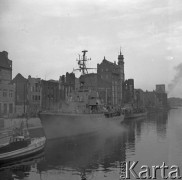 Październik 1958, Gdańsk, Polska.
Trałowiec Marynarki Wojennej cumuje przy nabrzeżu.
Fot. Romuald Broniarek, zbiory Ośrodka KARTA