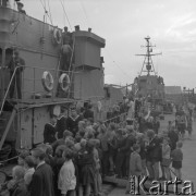 Październik 1958, Gdynia, Polska.
Dzieci zwiedzają okręt Marynarki Wojennej 