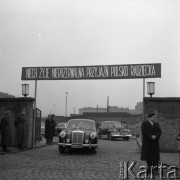 18.10.1958, Warszawa, Polska.
Członkowie polskiego rządu wyjeżdżają samochodami z Dworca Głónego po powrocie z podróży do Moskwy. Hasło nad bramą: 