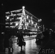 Grudzień 1958, Warszawa, Polska.
Aleje Jerozolimskie, w tle neon - choinka na ścianie Centralnego Domu Towarowego 