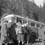 Grudzień 1958, Zakopane (okolice), Polska.
Pasażerowie wsiadają do autobusu jadącego do Zakopanego.
Fot. Romuald Broniarek, zbiory Ośrodka KARTA