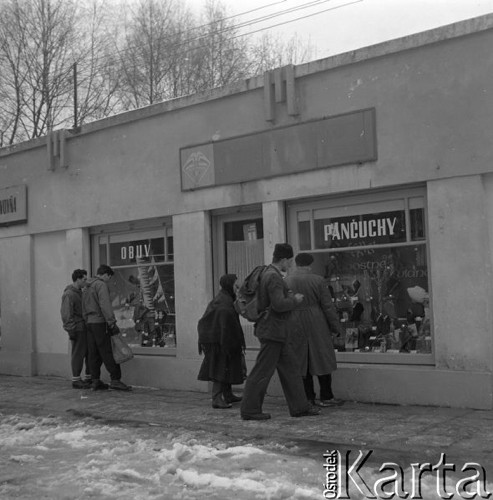 Grudzień 1958, Czechosłowacja
Przechodnie oglądają wystawę w sklepie obuwniczym.
Fot. Romuald Broniarek, zbiory Ośrodka KARTA