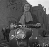 Styczeń 1959, Warszawa, Polska. 
Dziewczyna na skuterze WFM Osa.
Fot. Romuald Broniarek, zbiory Ośrodka KARTA
