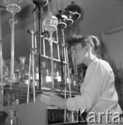 Styczeń 1959, Tarnobrzeg, Polska. 
Kopalnia siarki, pracownica w laboratorium.
Fot. Romuald Broniarek, zbiory Ośrodka KARTA
