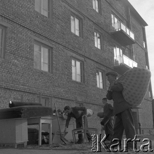 Styczeń 1959, Polska. 
Przeprowadzka, mężczyźni z meblami przed domem.
Fot. Romuald Broniarek, zbiory Ośrodka KARTA
