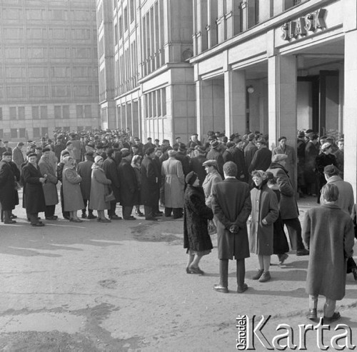 Luty 1959, Warszawa, Polska. 
Tłum kinomanów w kolejce po bilety przed kinem Śląsk. 
Fot. Romuald Broniarek, zbiory Ośrodka KARTA