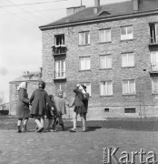 Marzec 1959, Ożarów Mazowiecki, Polska.
Dziewczynki bawią się na podwórku przed domem.
Fot. Romuald Broniarek, zbiory Ośrodka KARTA