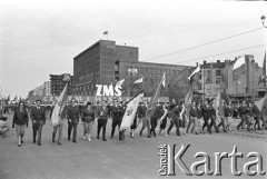 1.05.1959, Warszawa, Polska. 
Obchody święta 1 Maja, ulica Marszałkowska, w pochodzie idą przedstawiciele Związku Młodzieży Socjalistycznej ze sztandarami i transparentem: 