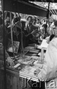 3-17.05.1959, Warszawa, Polska. 
XII kiermasz książki, czytelnicy przy stoisku z książkami, mężczyzna pierwszy z lewej wskazuje na książkę 