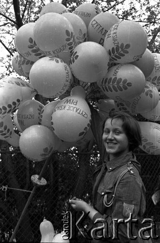 3-17.05.1959, Warszawa, Polska. 
XII kiermasz książki. Harcerka z balonami reklamowymi z napisem: 